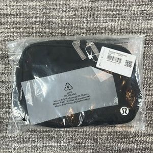 Lululemon Everywhere Belt Bag *Large Version 2L Volume in Black New NWT